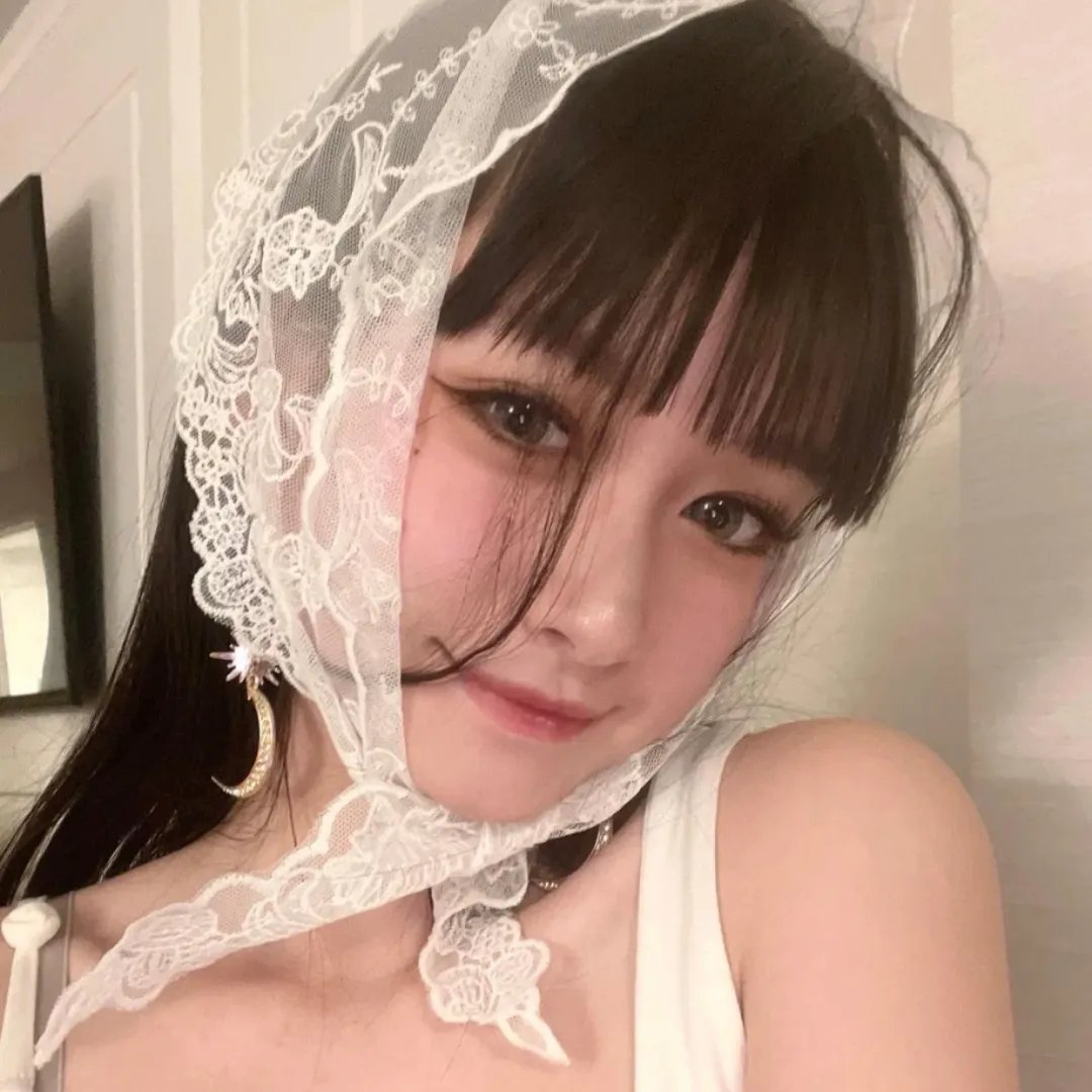 与一位女士合影